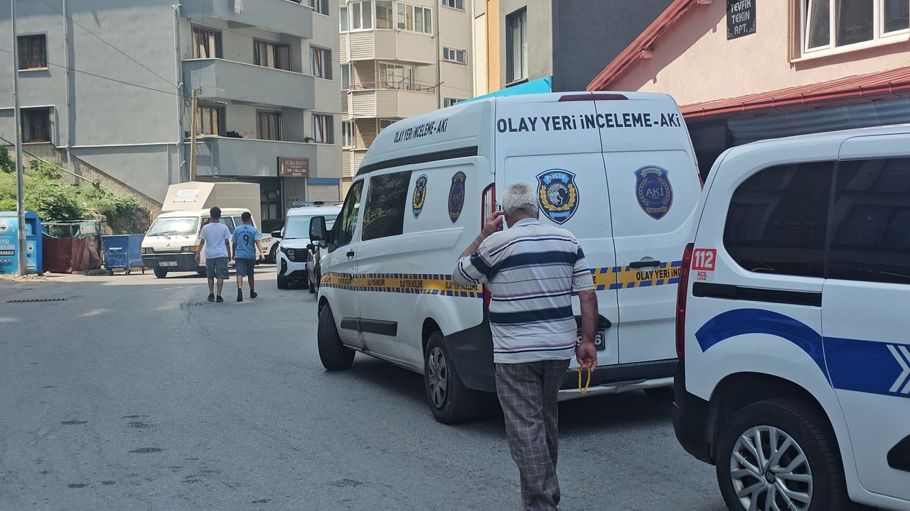 Odasında ölü
