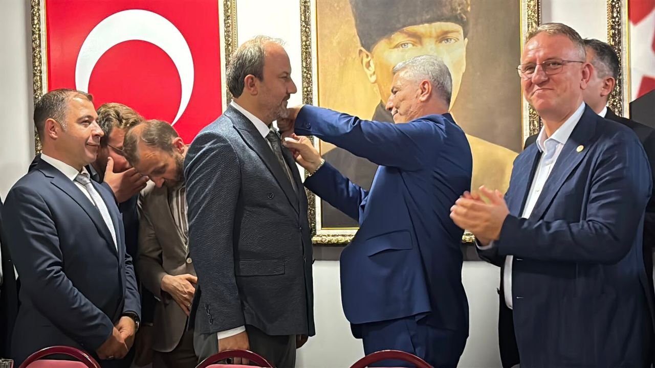 AK Parti rozet takma